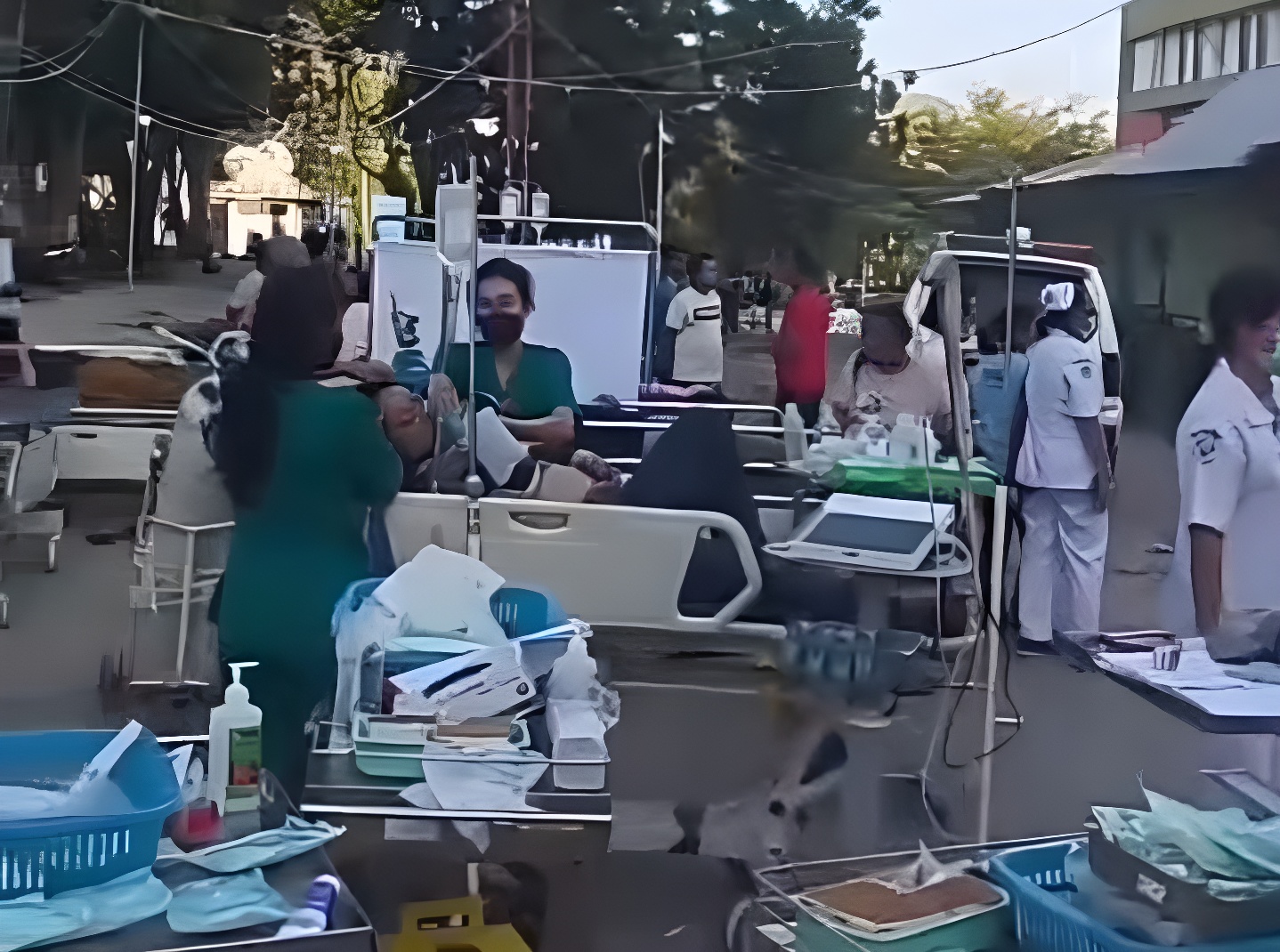 Sejumlah pasien di RSUD TC. Hillers Maumere dievakuasi saat gempa, Sabtu (15/8/2026).(KOMPAS.com/Seraphinus Sandi Hayon Jehadu)