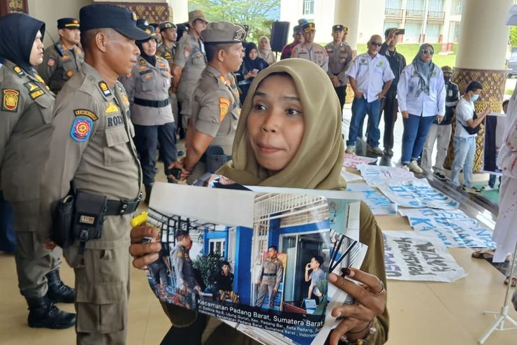Keluarga Karim Gelar Aksi Unjuk Rasa Tuntut Keadilan di Pasar Raya Padang