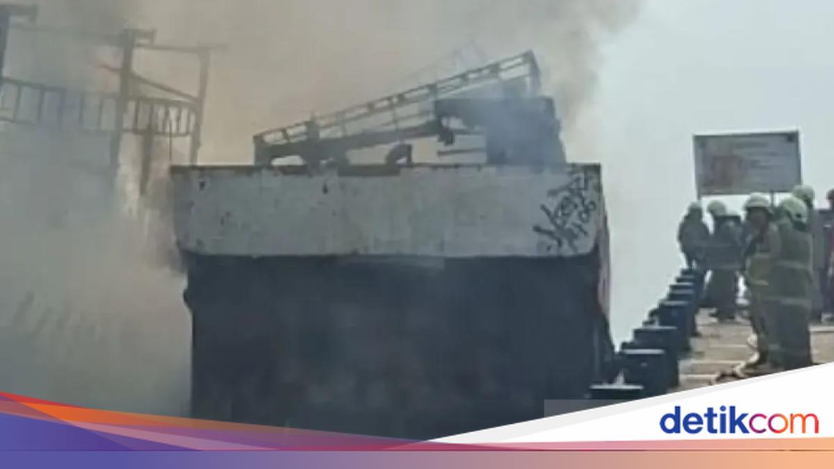 Kebakaran Melanda Tiga Kapal di Dermaga Muara Angke, Polisi Lakukan Penyelidikan