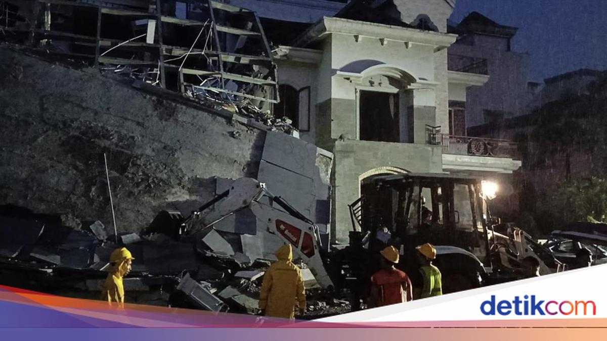 Evakuasi Korban Ledakan di Perumahan Mewah Medan Menggunakan Alat Berat