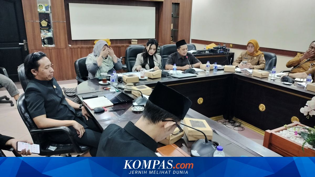 Anggota DPRD Jember Tertangkap Main Game dan Merokok Saat Rapat Resmi