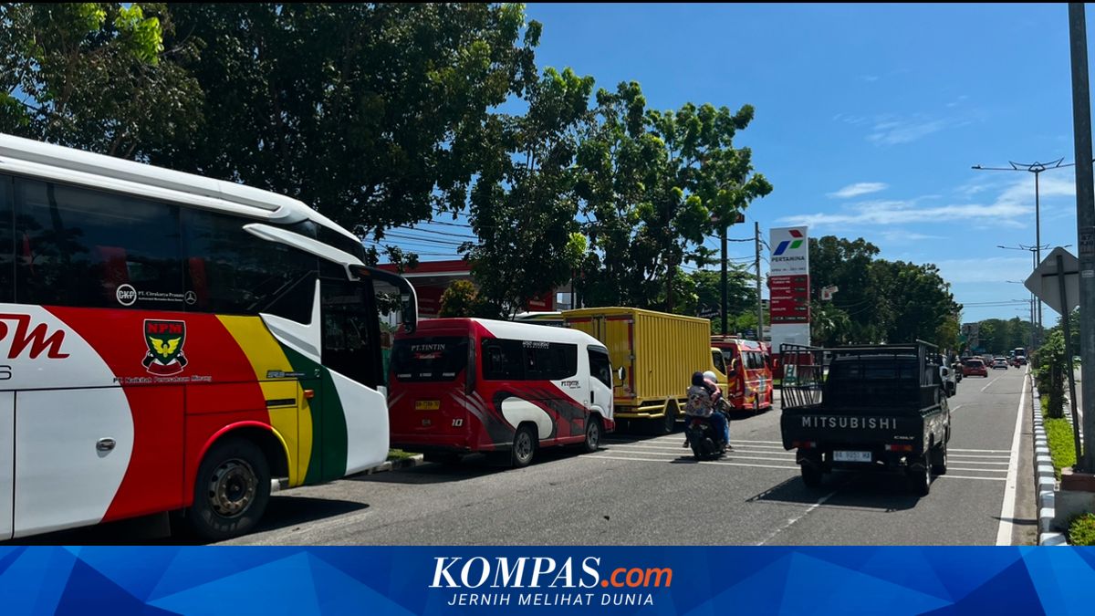 Antrean Panjang Solar di Padang, Warga Mengeluh Seperti Mencari Emas