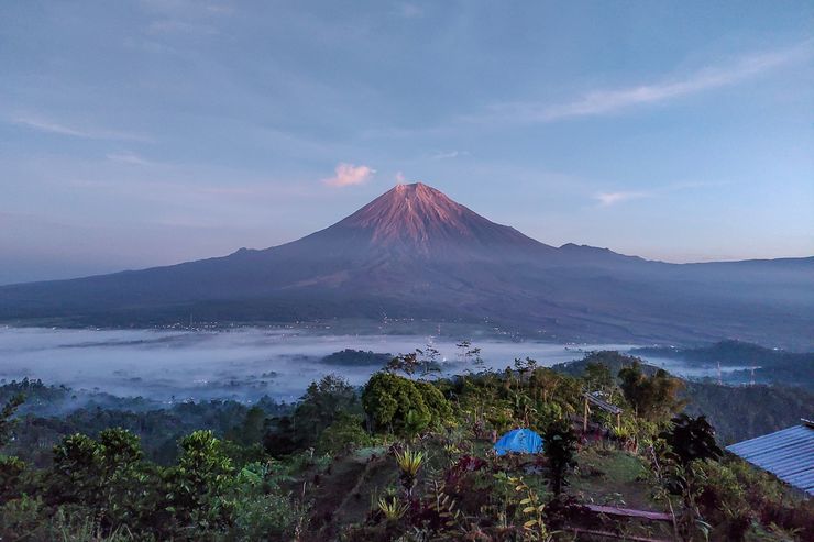 Asal Usul dan Fenomena Gunung Semeru: Mitos dan Sejarah Erupsi Terakhir