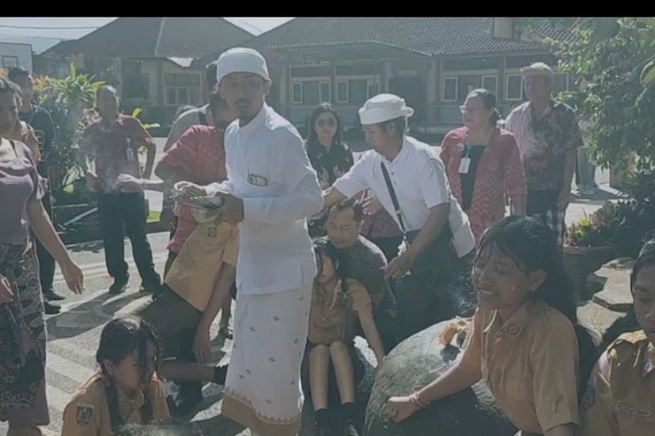 Belasan Siswa SMP di Karangasem Bali Mengalami Kesurupan, Sekolah Lakukan Ritual Penyembuhan
