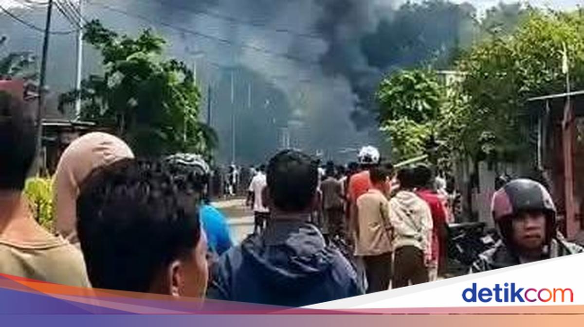 ---
Kerusuhan di Adonara NTT: Tiga Korban Jiwa dan Puluhan Rumah Terbakar

---