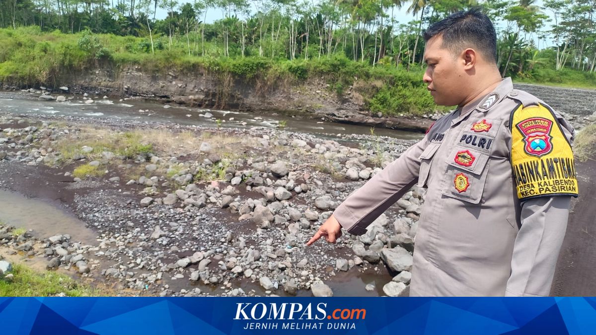 Dua Ibu Terjatuh ke Sungai saat Menyeberangi Jembatan Limpas di Lumajang