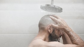Bolehkah Mandi Langsung Setelah Berkeringat? Ini Aturannya