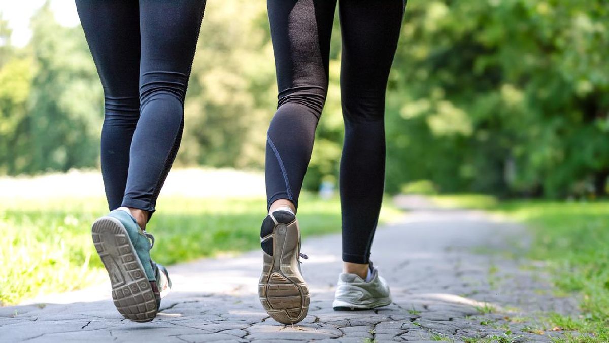 Ilustrasi. Studi terbaru menemukan durasi jalan kaki cepat yang bisa membantu membakar lemak perut. (iStockphoto)