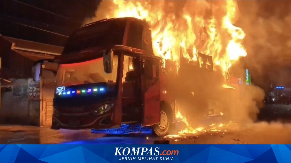 Kebakaran Menghanguskan Bus Putra Perdana di Wonosobo, Penumpang Selamat