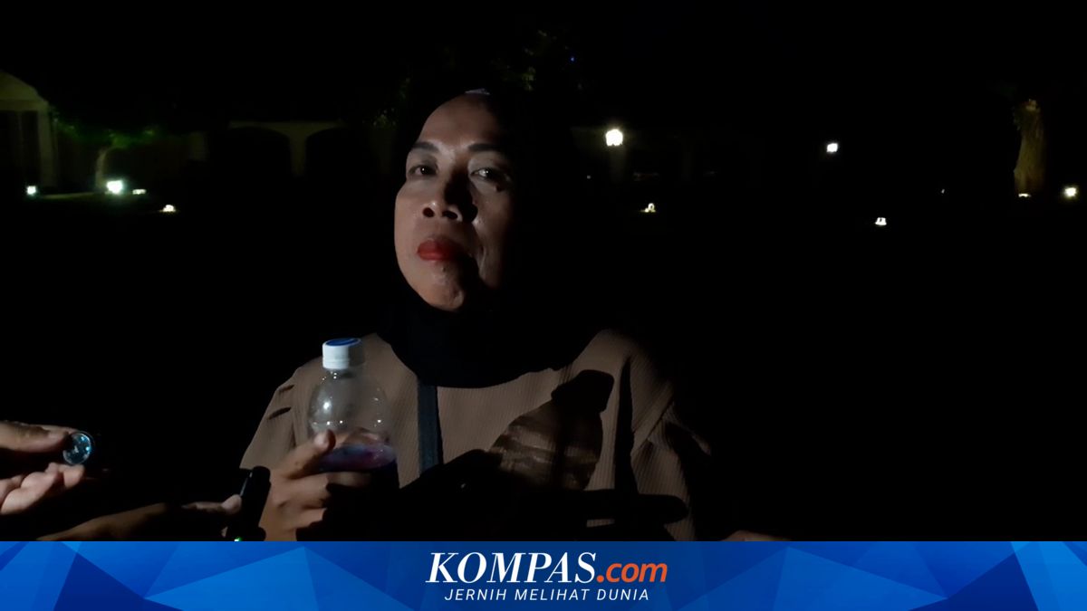 Warga Antusias Mengambil Air Jamasan Pusaka di Pura Mangkunegaran Solo
