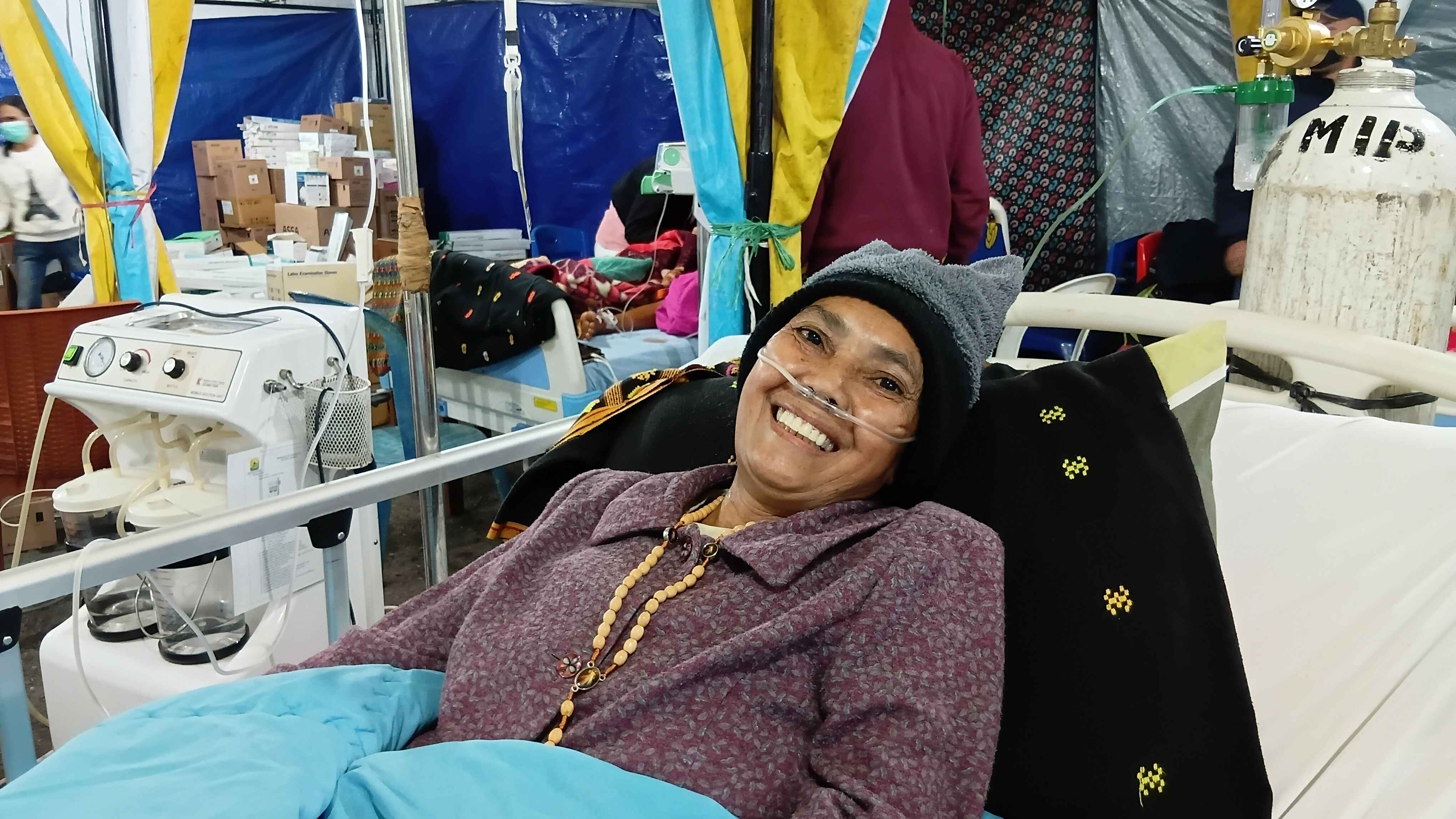 Pasien RSUD Ruteng dirawat di tenda darurat. Ada yang ketakutan, ada yang menikmati masa perawatan.(KOMPAS.com/APOLONIA INERU BAHALI)