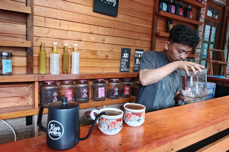 Perjalanan Kopi Sepakung Mbah Bedjo: Dari Ngalas ke Pasar Internasional