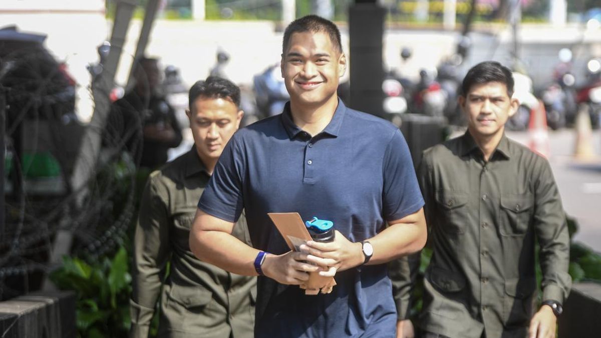 Mantan Menpora Dito Ariotedjo terlihat lebih langsing saat memenuhi panggilan KPK pada Selasa (30/6) lalu. (ANTARA FOTO/Muhammad Adimaja)