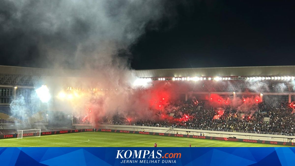 Kemenangan Persis Solo Dihiasi Insiden Flare, Delapan Penonton Mengalami Sesak Napas