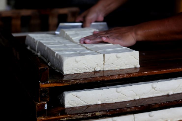 Pabrik Tahu Legendaris di Surabaya Hadapi Tantangan Harga Kedelai dan Persaingan
