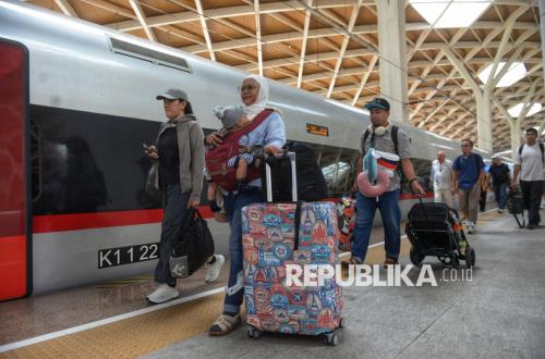 Dony Oskaria Bertemu Menkeu Purbaya untuk Bahas Utang Whoosh