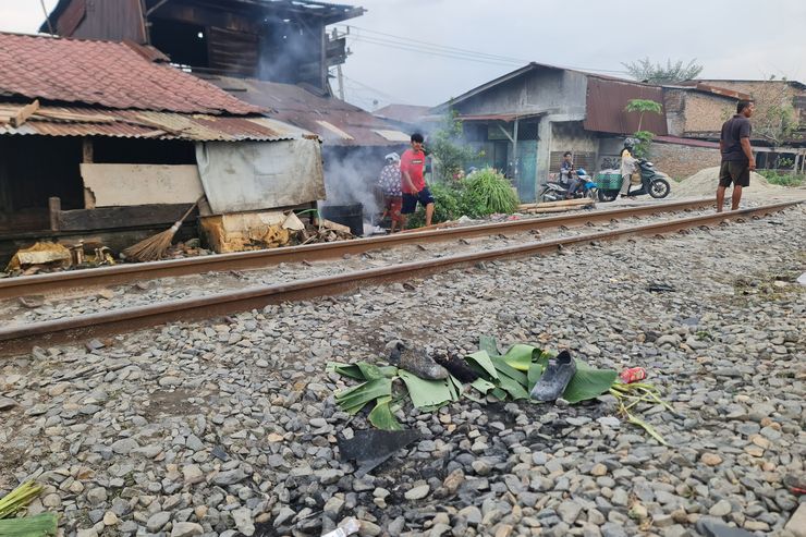 Kecelakaan Tragis di Medan: Driver Ojol Tewas Tertabrak Kereta, Penumpang Selamat