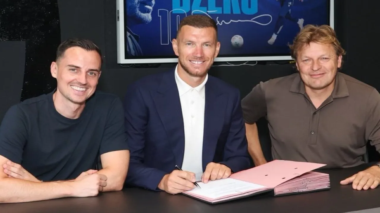 Edin Dzeko Perpanjang Kerja Sama dengan FC Schalke 04 Hingga 2027