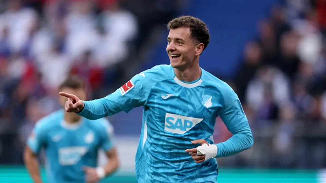 ---
Fisnik Asllani Masih Menanti Barcelona, Tunda Pindah ke Leipzig

---