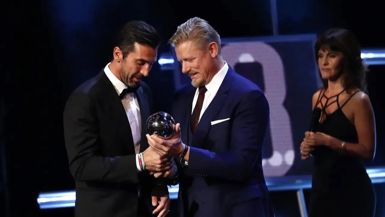 Gianluigi Buffon Utamakan Keluarga, Tolak Tawaran Paolo Maldini