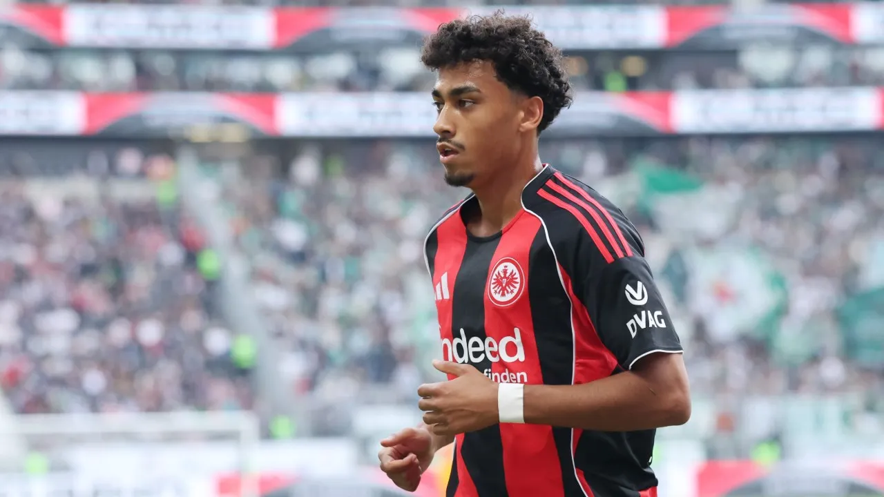 Eintracht Frankfurt Siap Lepas Nathaniel Brown ke Bayern Munich