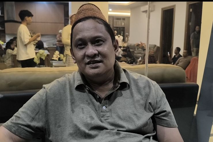 Gaya Konsisten Haji Her: Penampilan Sarungan Saat Diperiksa KPK
