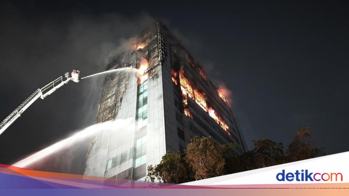 Kebakaran Melanda Gedung Bapenda DKI Jakarta, Api Terbakar dari Lantai 11 hingga 16