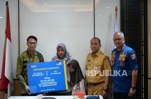 TASPEN Serahkan Manfaat Jaminan kepada Keluarga Petugas Damkar yang Gugur
