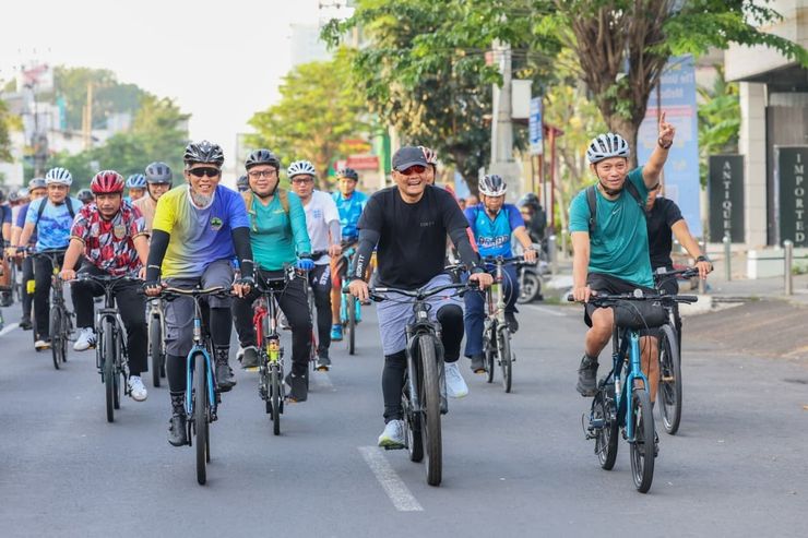 Gubernur Ahmad Luthfi Bersepeda Menuju Kantor, Dorong ASN Jateng untuk Hemat Energi