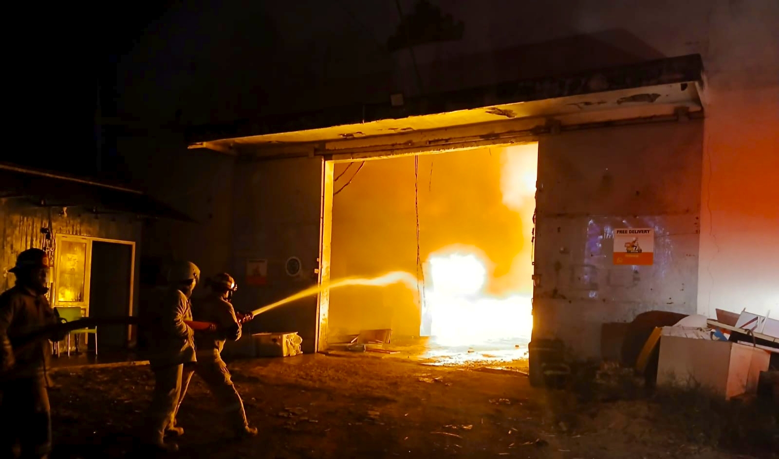 Kebakaran Menghanguskan Gudang di Bandar Lampung, Ratusan Freezer dan Kendaraan Terbakar