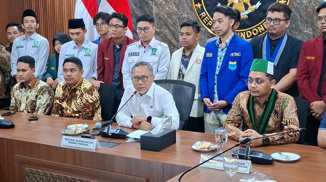 Kenaikan Harga Plastik Picu Tantangan Bagi Petani: Menko Zulkifli Hasan Terima Aduan Kesulitan Pembelian Gabah