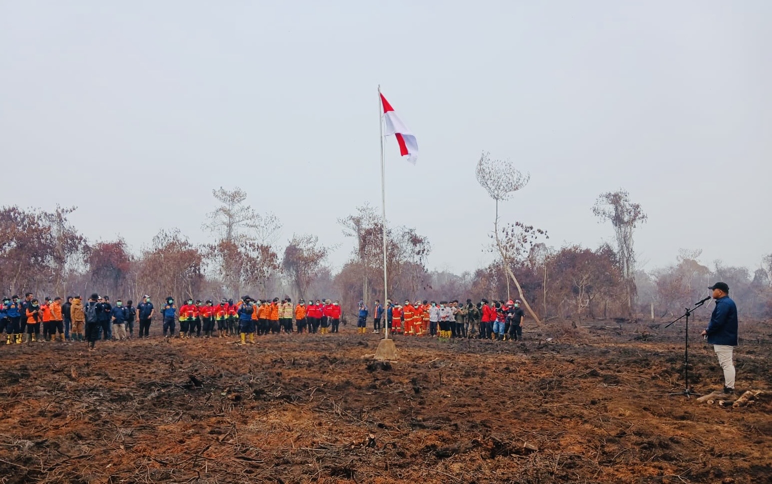 Peringatan HUT ke-81 RI, Warga dan Relawan Gelar Upacara di Lahan Bekas Kebakaran Hutan di Kubu Raya