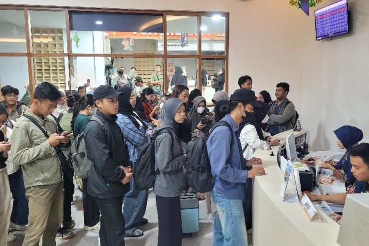 Dampak Anjloknya Bangunkarta: Antrean Pembatalan Tiket di Stasiun Purwokerto Memanjang