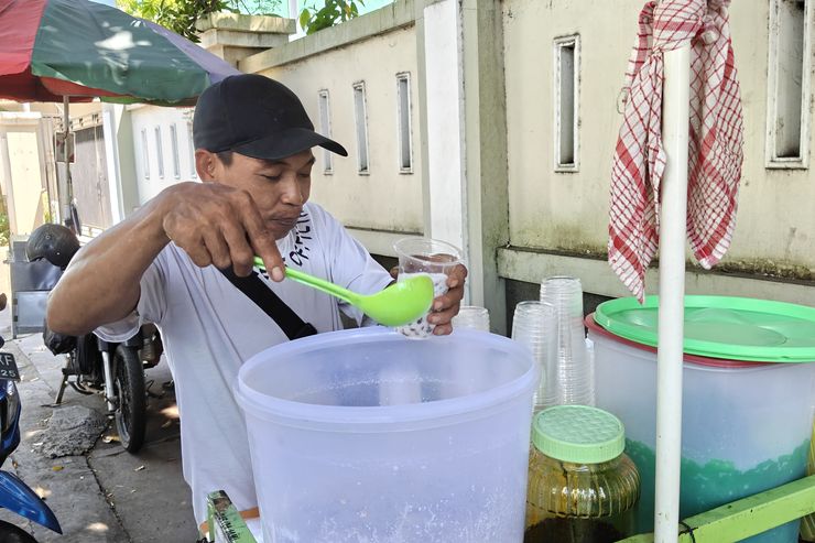 Kenaikan Harga Gelas dan Kantong Plastik di Makassar Akibat Konflik Timur Tengah