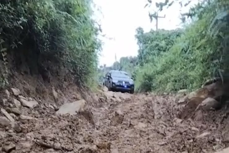 Warga Tiga Desa di Bengkulu Bersatu Perbaiki Jalan 13 Kilometer yang Terendam Lumpur