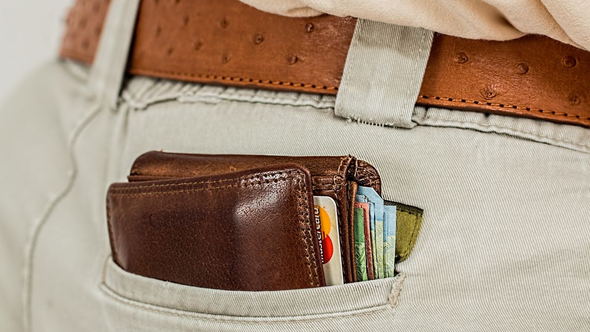Hindari Menyimpan Dompet di Saku Belakang, Ini Dampaknya bagi Kesehatan