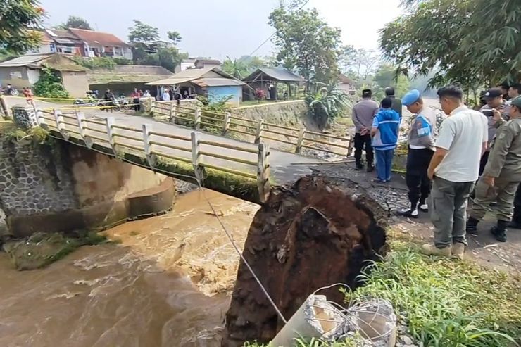 Amblasnya Jembatan Radug: Terputusnya Akses Jalur Majalaya-Ibun