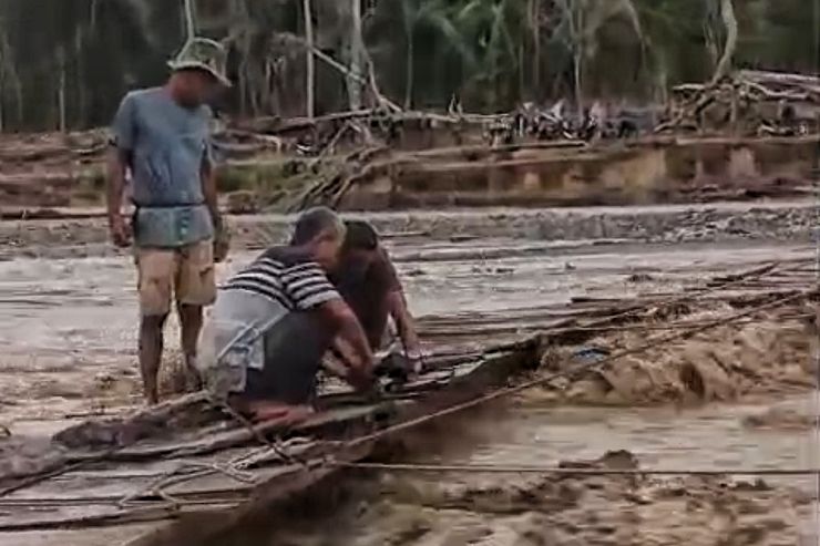 Jembatan Reje Payung Terputus, Warga Linge Aceh Tengah Terjebak dalam Isolasi