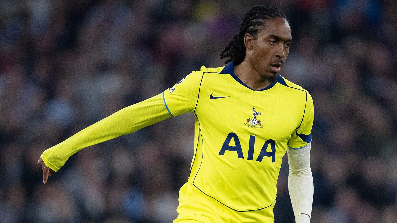 Juventus Pertimbangkan Rekrut Djed Spence dari Tottenham