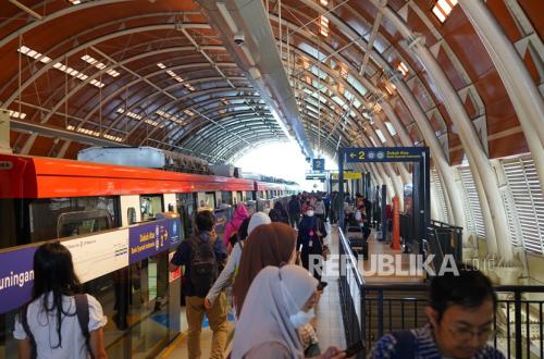 KAI Tawarkan Diskon Tiket 17 Persen dan Tarif Spesial Rp8 untuk LRT dan KRL
