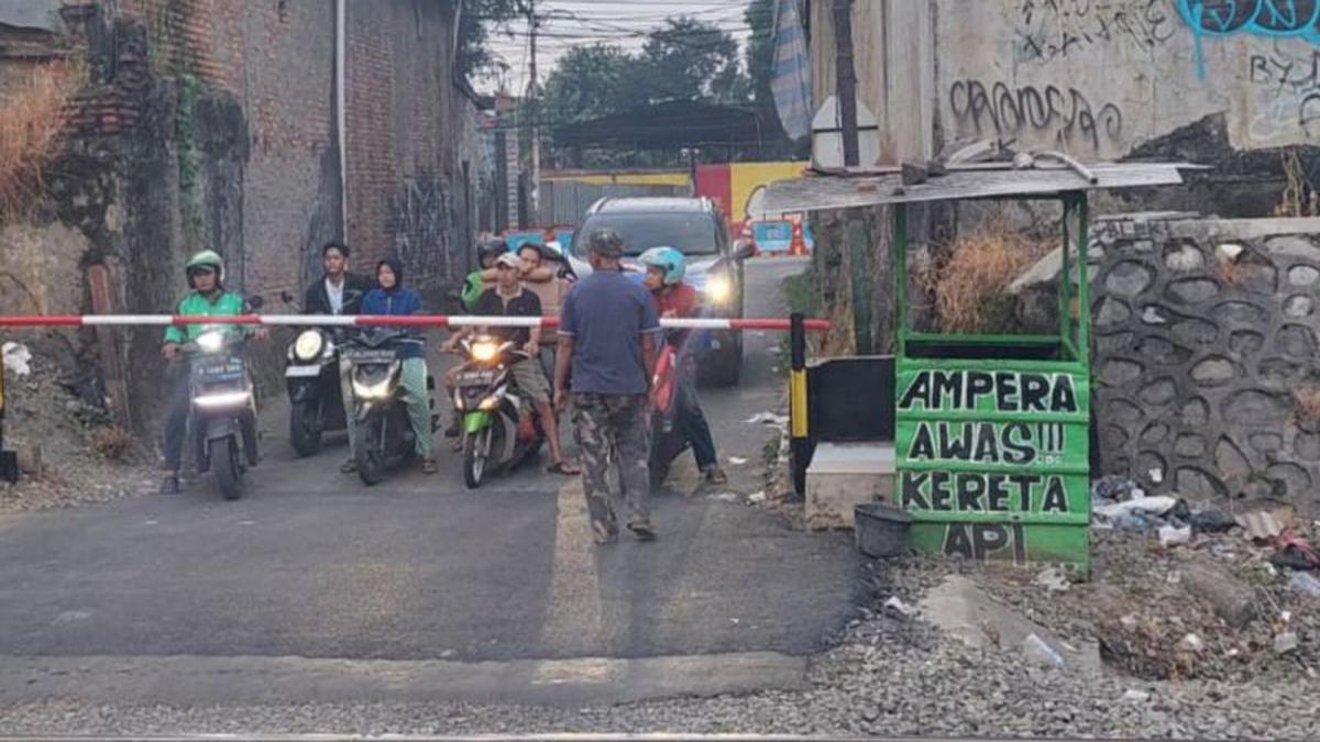 KAI Pasang Palang Pintu Sementara di Perlintasan Jalan Ampera Bekasi Timur