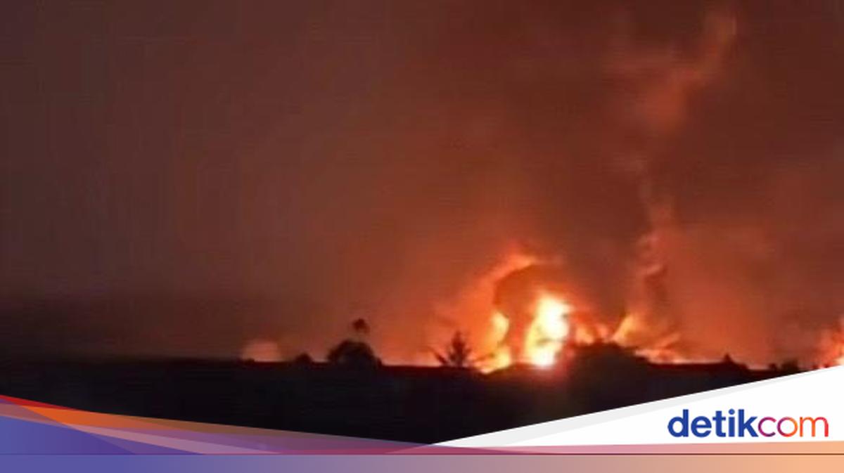 ---
Kebakaran Hebat Melanda Pabrik Karet di Tangerang

---