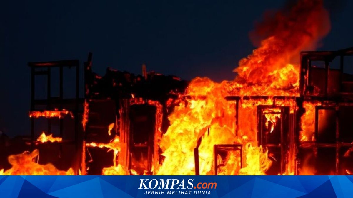 Kebakaran Besar Melanda Klademak II Pantai Sorong, 97 Rumah Nelayan Terbakar Habis
