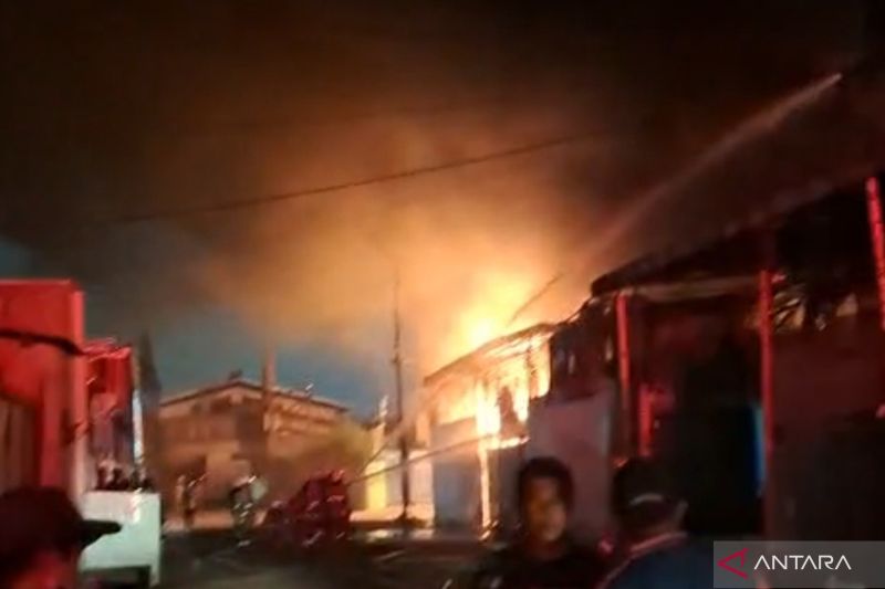 ---
Kebakaran Menghanguskan Empat Gudang di Kalideres, Jakarta Barat

---