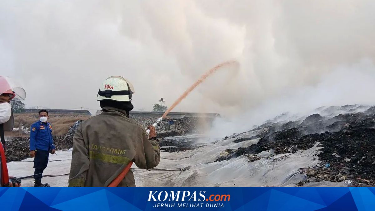 Kebakaran Meluas di TPA Jatiwaringin, Upaya Pemadaman Terhambat Angin Kencang