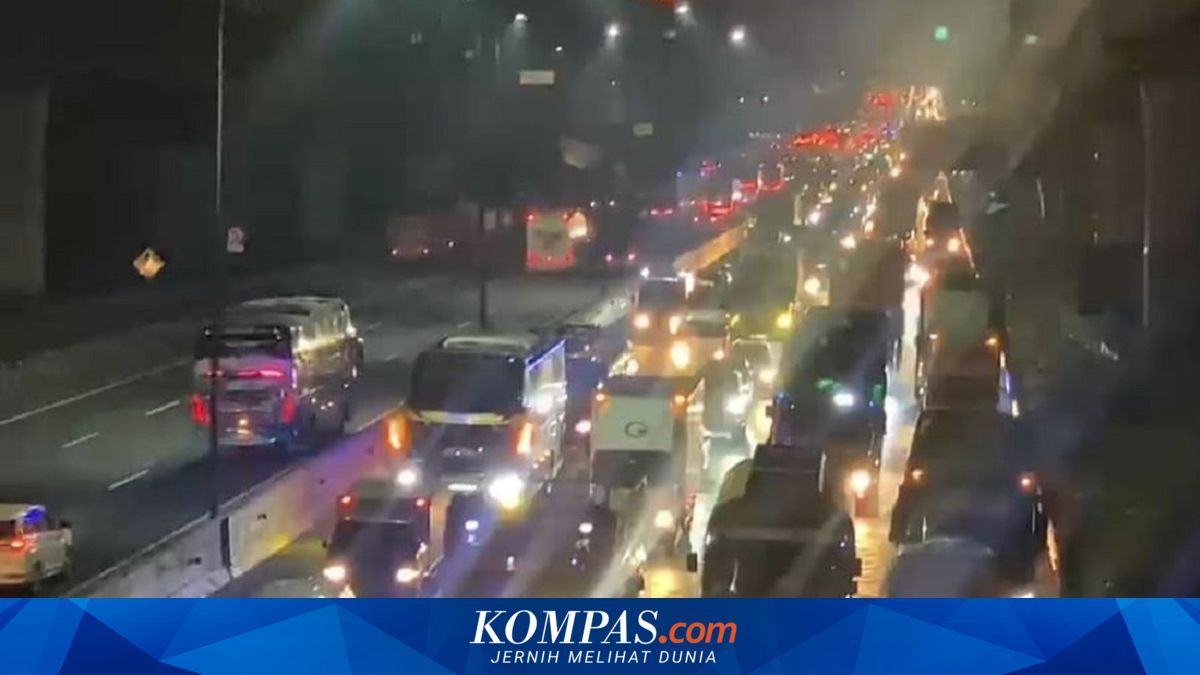 Kecelakaan Tiga Truk di Tol Jakarta-Cikampek Mengakibatkan Kemacetan Panjang