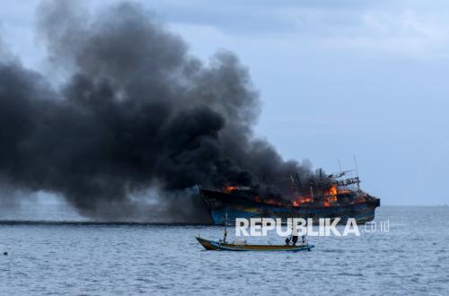 Kemenhub Segera Evakuasi Penumpang KM Mutiara Sentosa II yang Terbakar di Laut Jawa