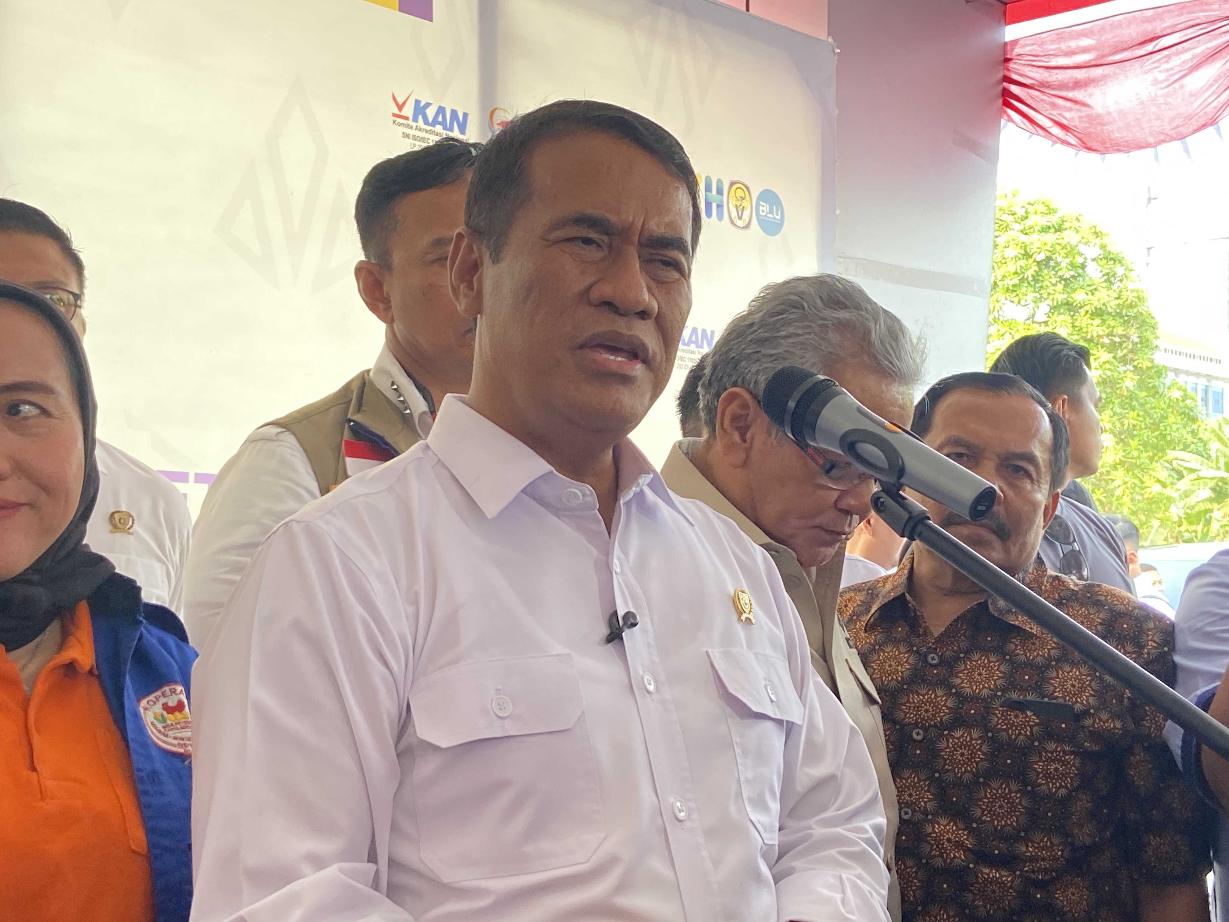 Mentan Arman Sulaiman setelah Rapat Koordinasi Perunggasan Nasional di Pusat Veteriner Farma (Pusvetma) Surabaya, Jawa Timur, Selasa (11/10/2026) (KOMPAS.com/IZZATUN NAJIBAH )