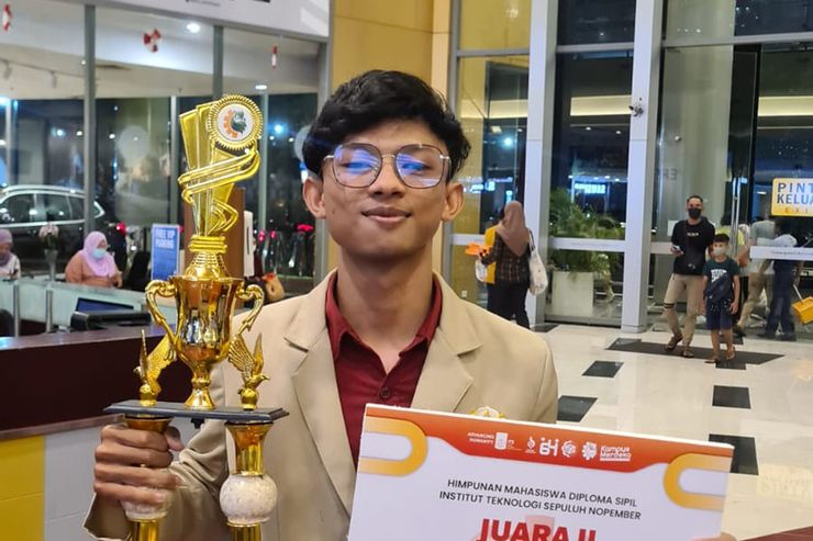 Perjalanan Inspiratif Alfath: Dari Buruh Bangunan Menjadi Mahasiswa Berprestasi di UGM