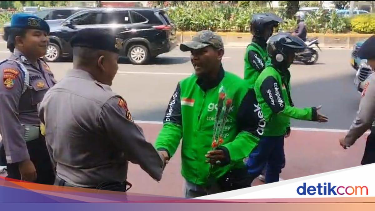 Foto: Momen ojol beri bunga ke polisi di Jakpus saat Hari Bhayangkara ke-80 (dok.istimewa)